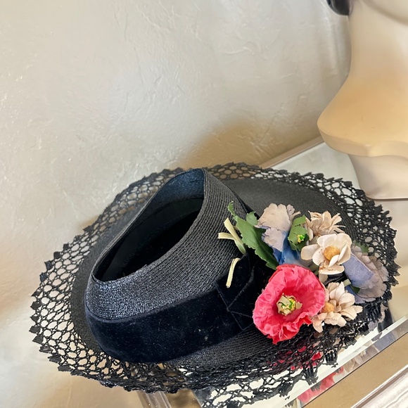INVITING 1940s\' BLACK STRAW OPEN CROWN HAT WITH FABRIC FLOWERS & FANCY EDGING